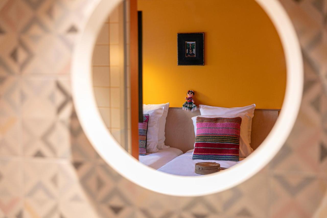 Hola Room