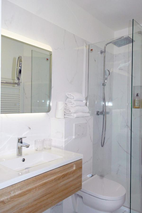Double or Twin room side view on the Old Port