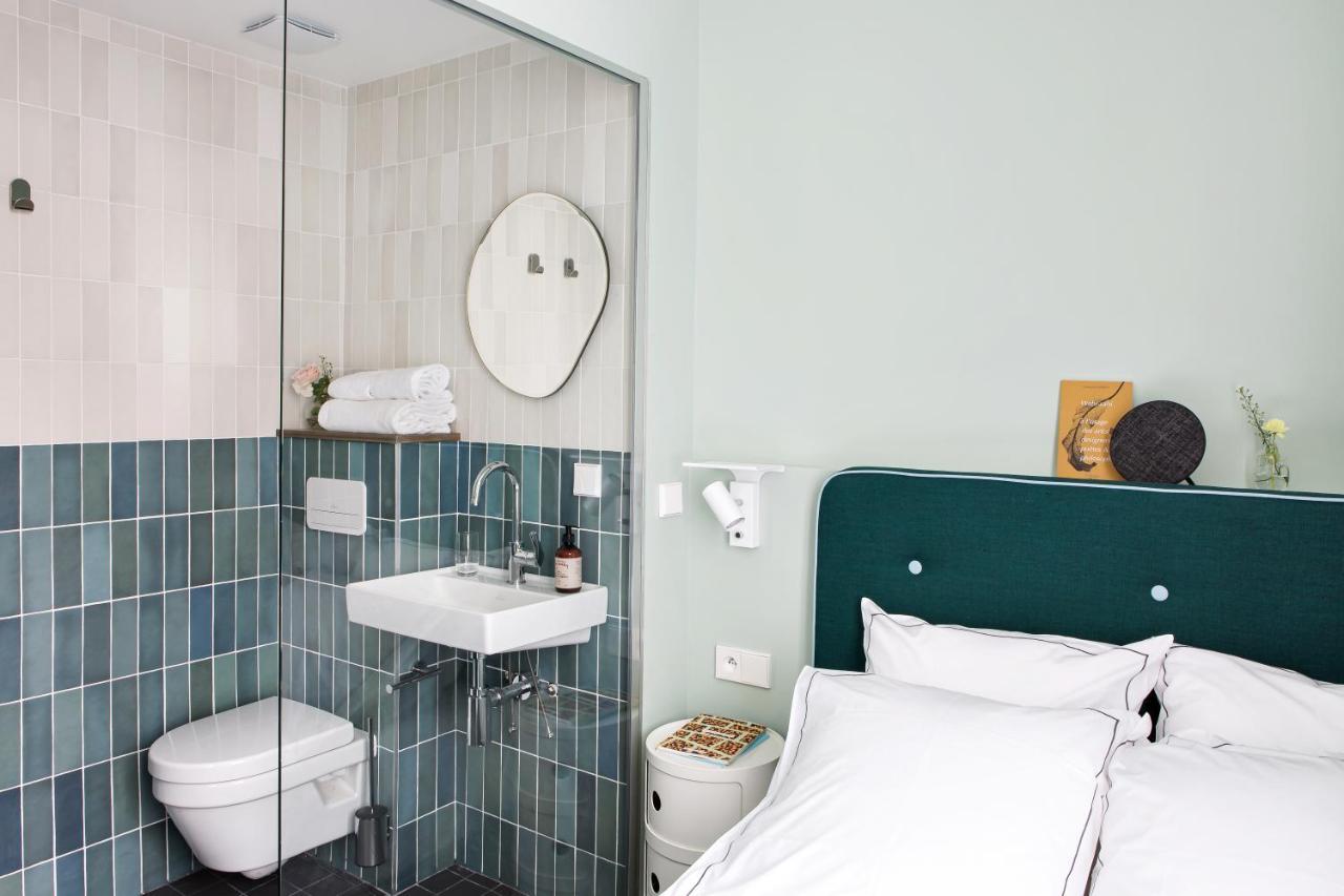Single Room - La petite Amie