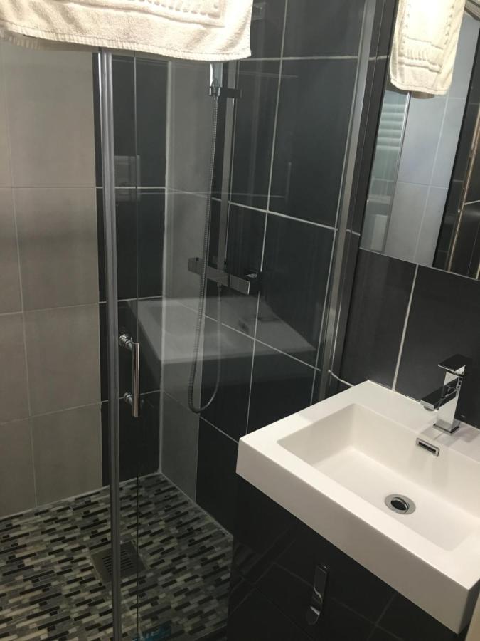 Chambre Double Deluxe (2 Adultes + 1 Enfant)