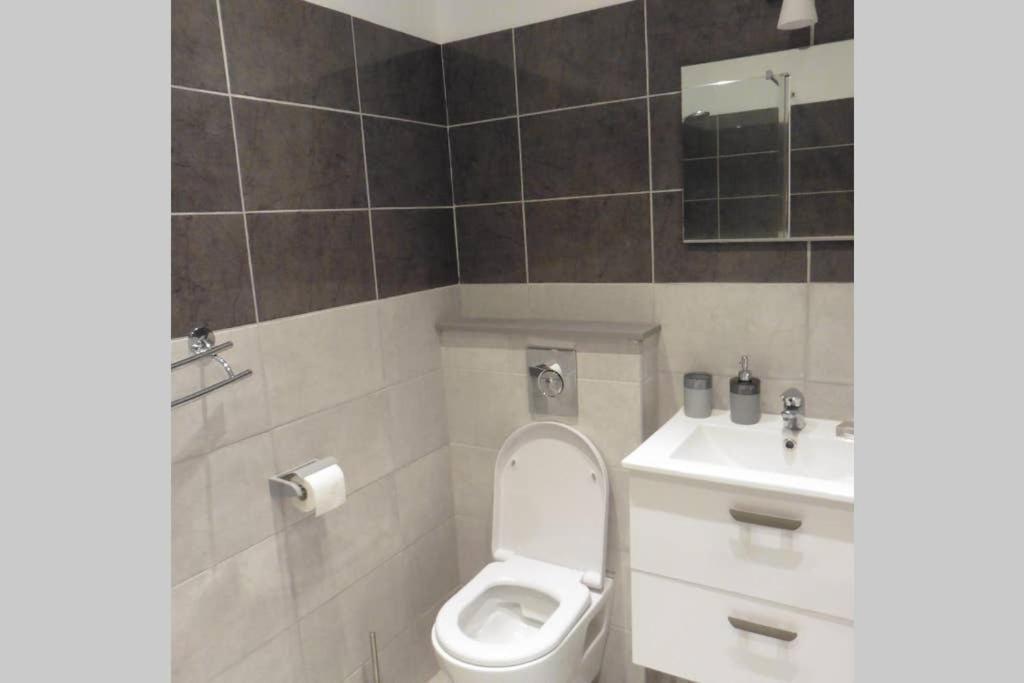 One-Bedroom Apartment,1037324605:JPEG