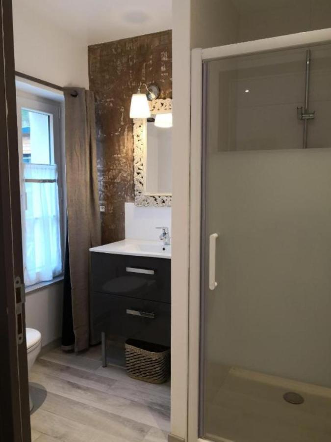 Tweepersoonskamer met 2 Aparte Bedden en Douche