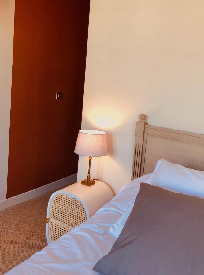 Zimmer mit Kingsize-Bett und Gartenblick.