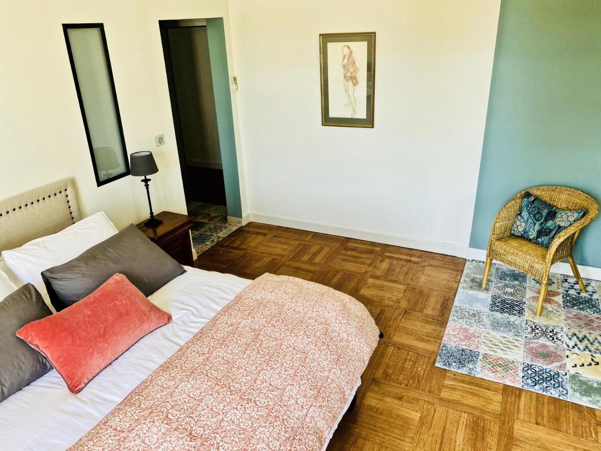 Zimmer mit Kingsize-Bett und Gartenblick.