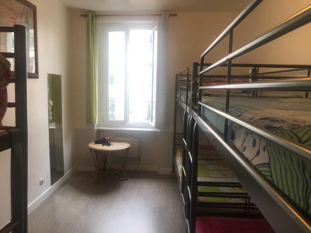 Cama en dormitorio masculino compartido