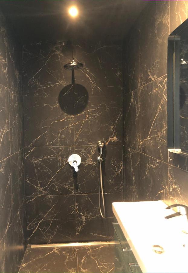 Deluxe Double Room Shower