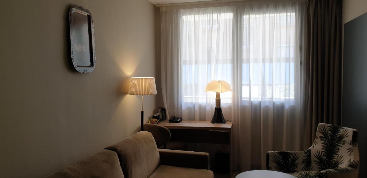 Junior King Suite with Sofa Bed,1273762912:JPEG
