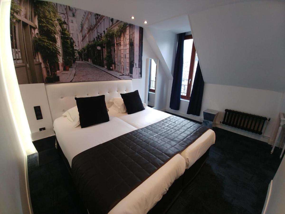 Superior double or twin street view or courtyard