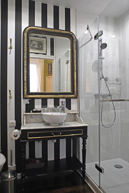 Standard Double Room Shower