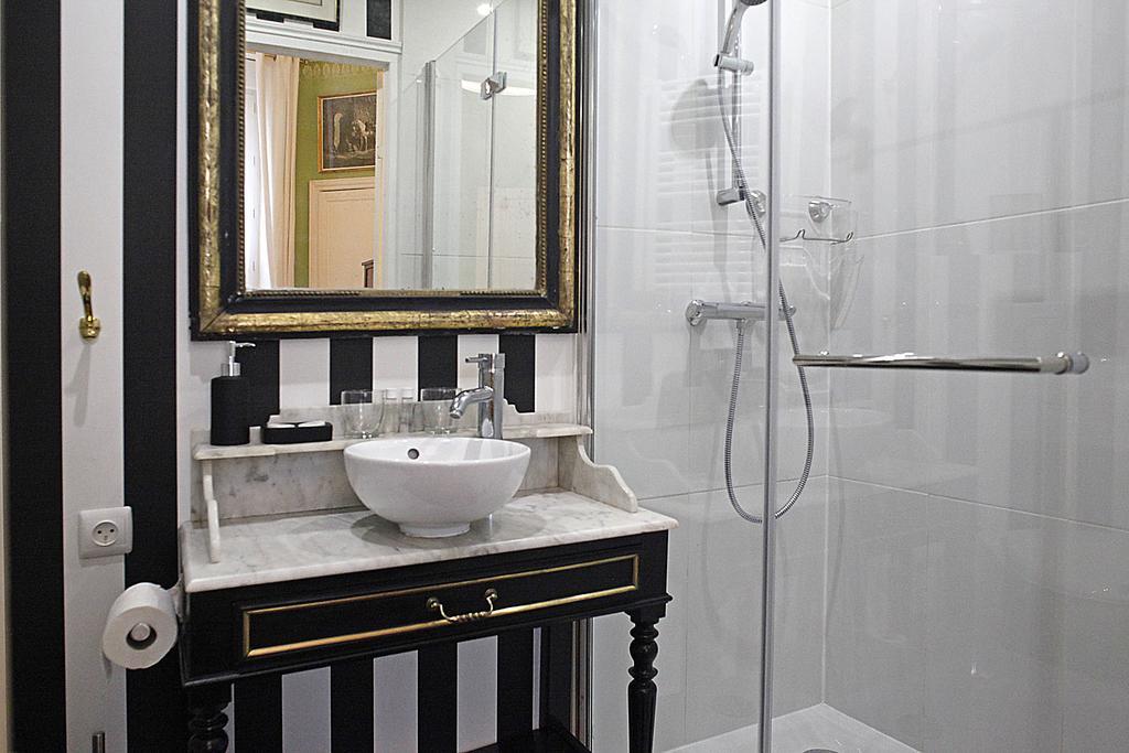 Standard Double Room Shower