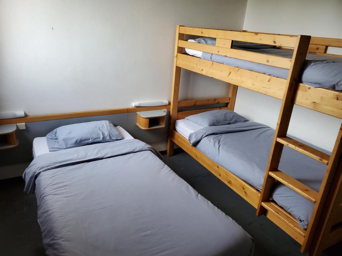 Zimmer mit 2 Etagenbetten und eigenem Bad