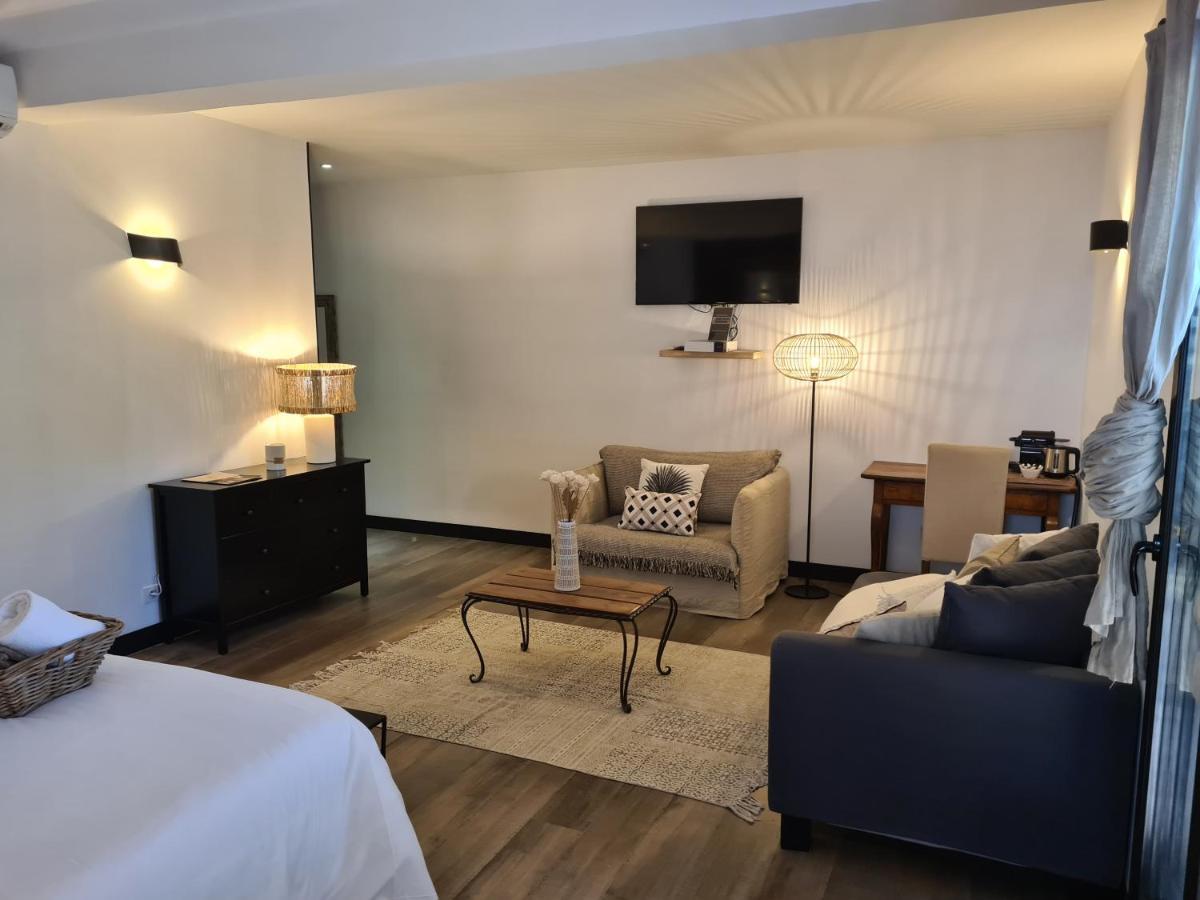 Suite King size bed with Private Whirlpool and Sauna,1115196993:JPEG