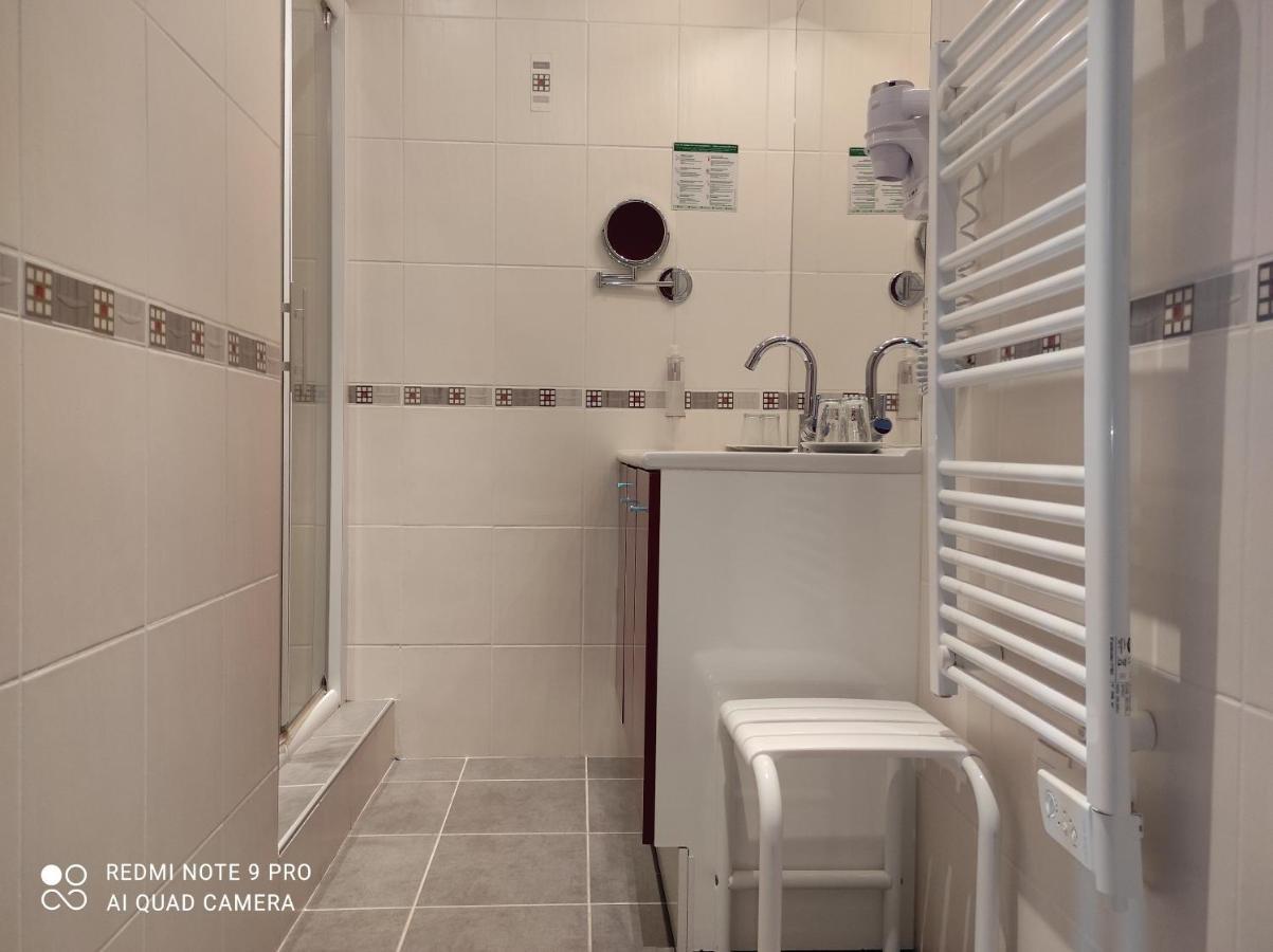 Quadruple Room Shower,1614806016:JPEG