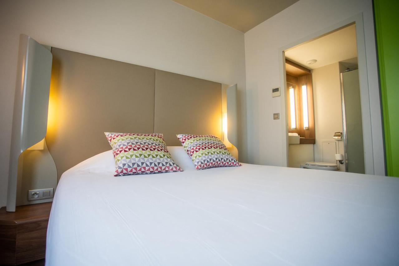 Standard Queen Room with Three Single Beds