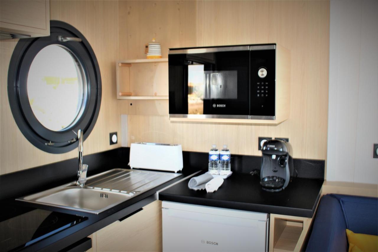 One-Bedroom LodgeBoat Yacht Club Side