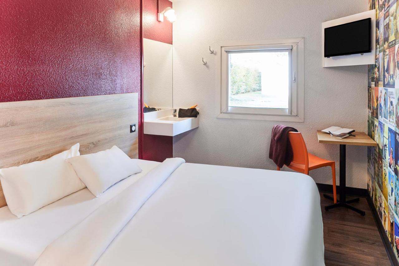 Tandem Room with Shared Bathroom