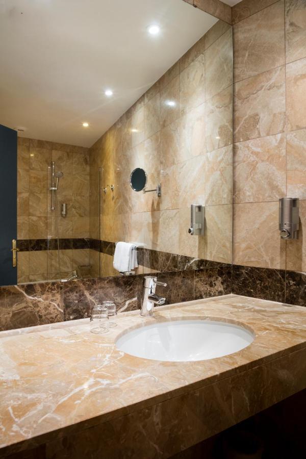 Classic Double Room Bath