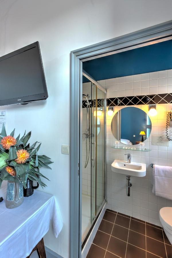 Double Room shower City View