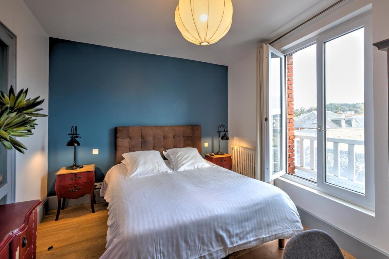 Double Room shower City View