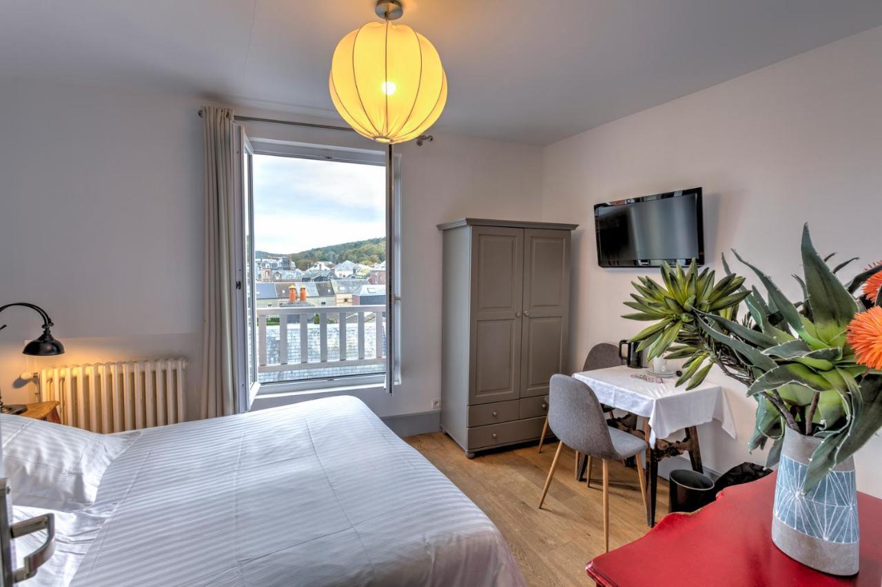 Double Room shower City View