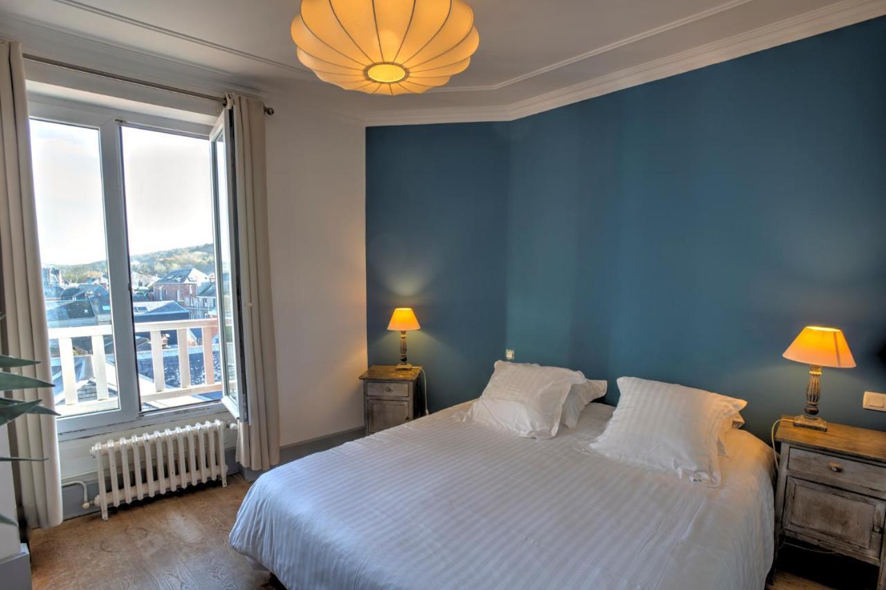 Double Room shower City View