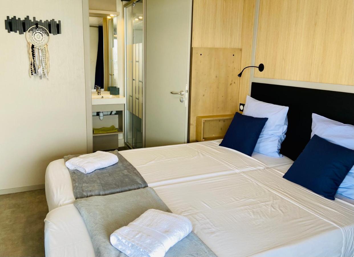 Two-Bedroom LodgeBoat Grand Large Side