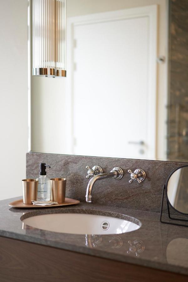 Double Room Signature