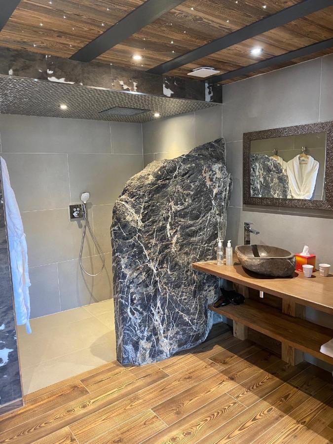 Deluxe Double Room Shower