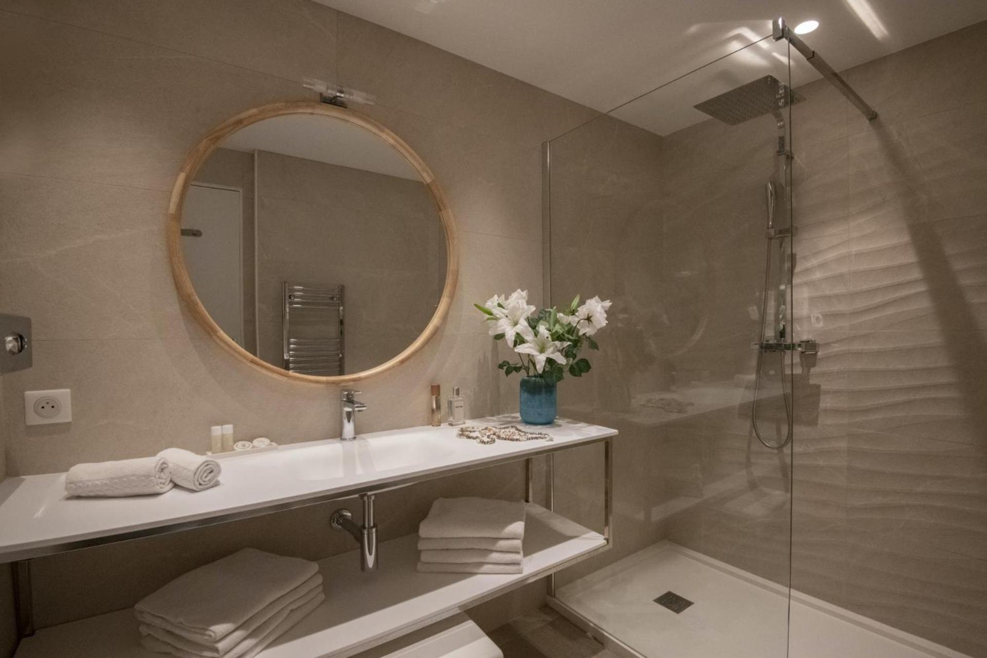 Deluxe Double Room Shower