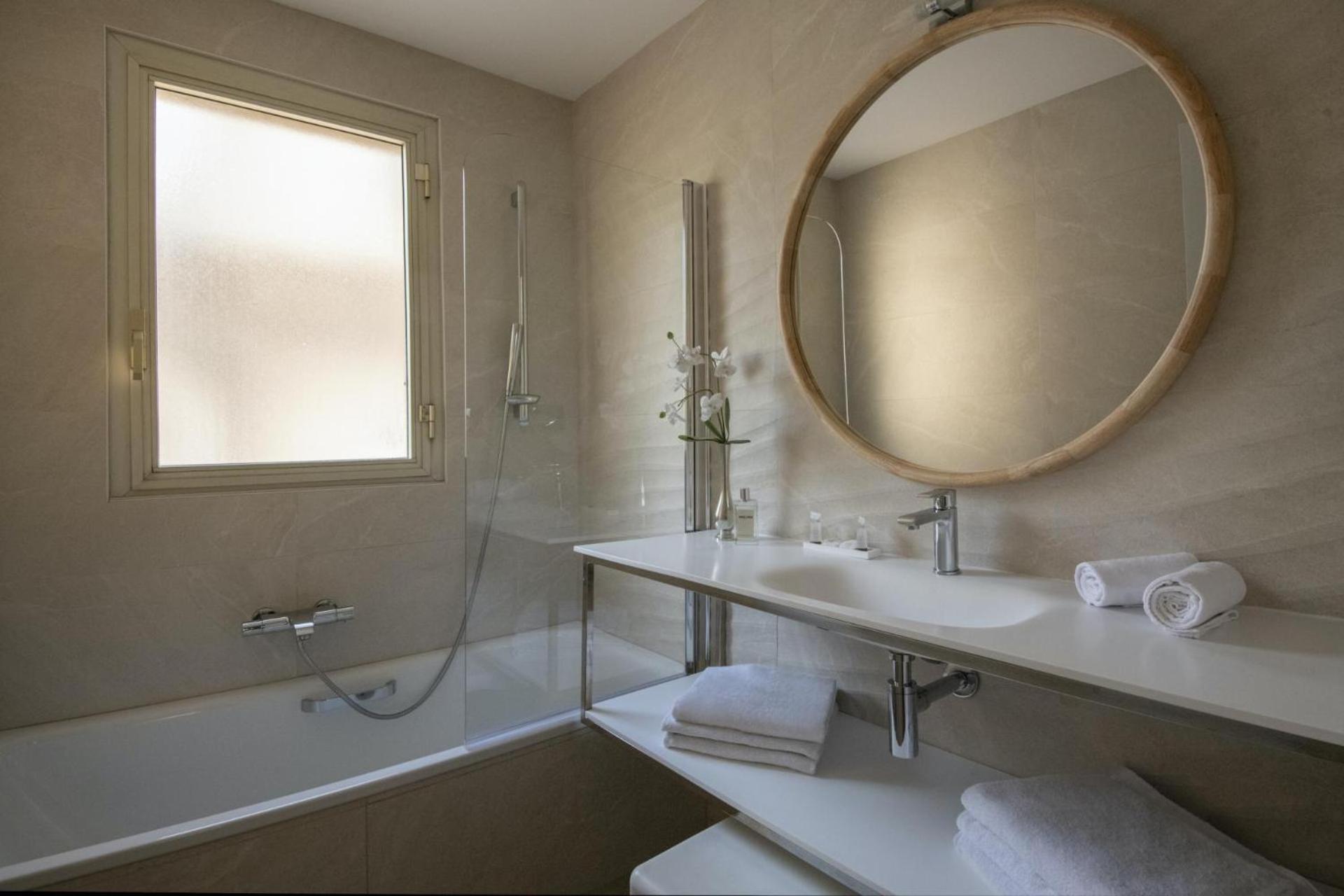 Deluxe Double Room Shower