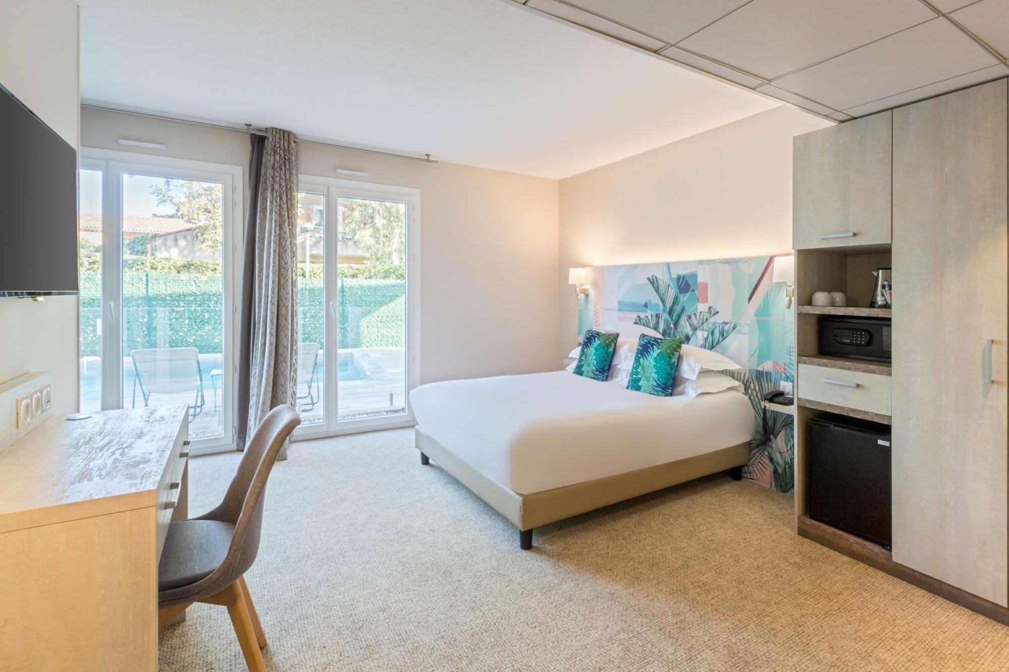 Deluxe Triple Room with 1 King and 1 Single Bed - Non-Smoking,1215183652:JPEG