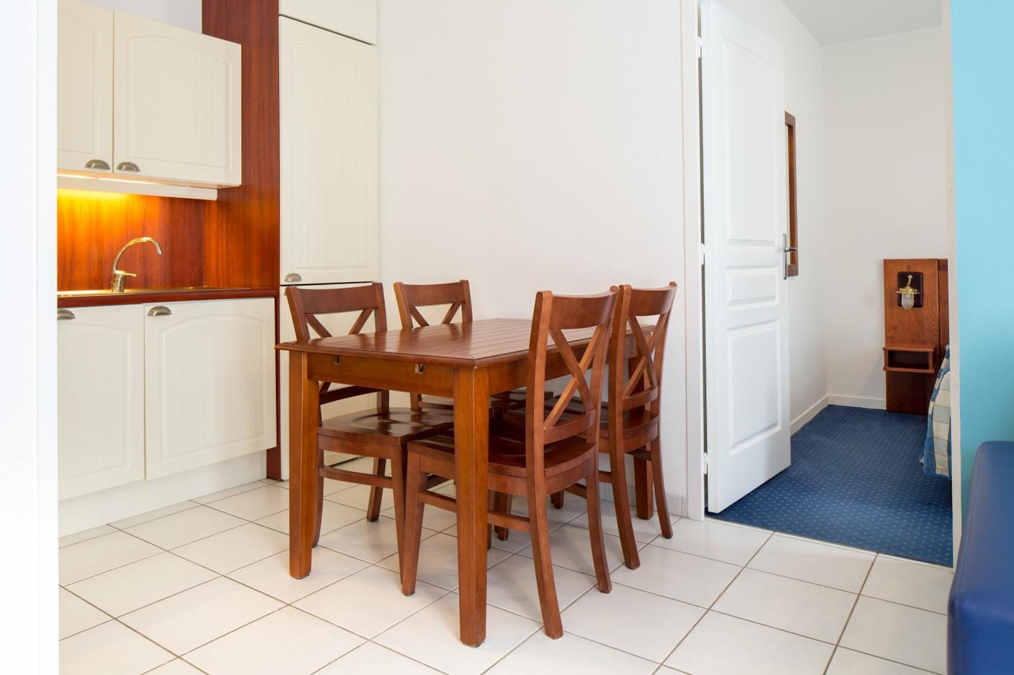 One-Bedroom Apartment Alcove