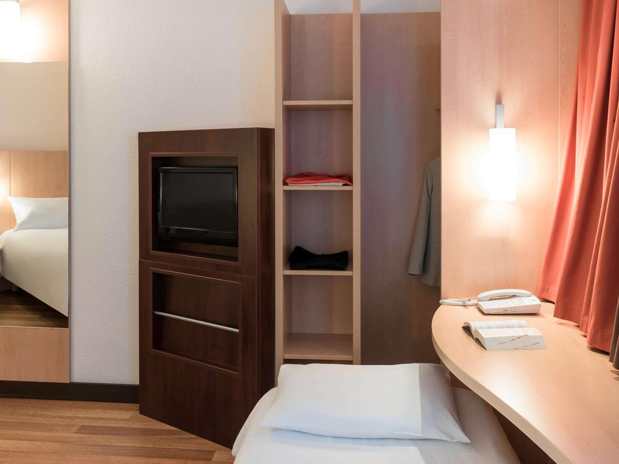 Standard Room with One Double Bed and One Single Bed,1705775330:JPEG