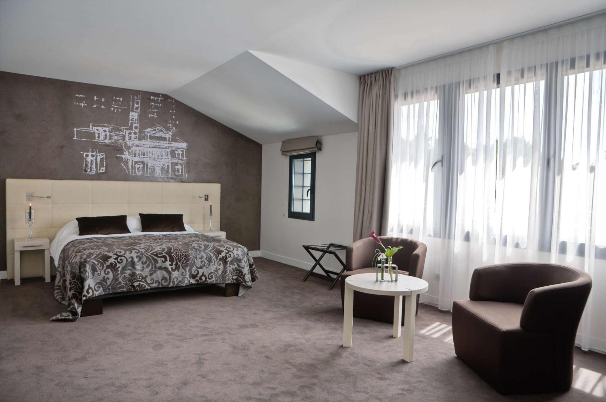 Junior Suite 1 King 2 Single Beds River Side