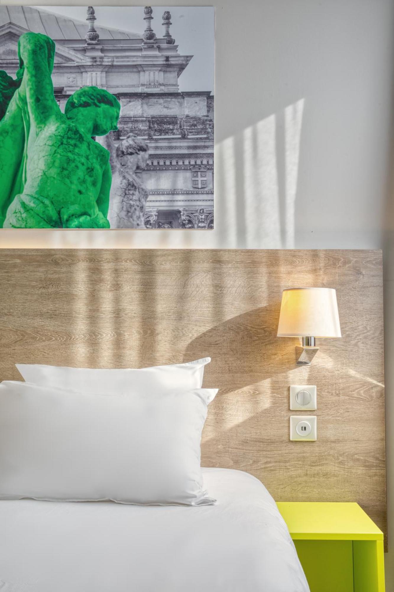 Chambre Lit King-Size Supérieure - Vue sur Piscine - Non-Fumeurs