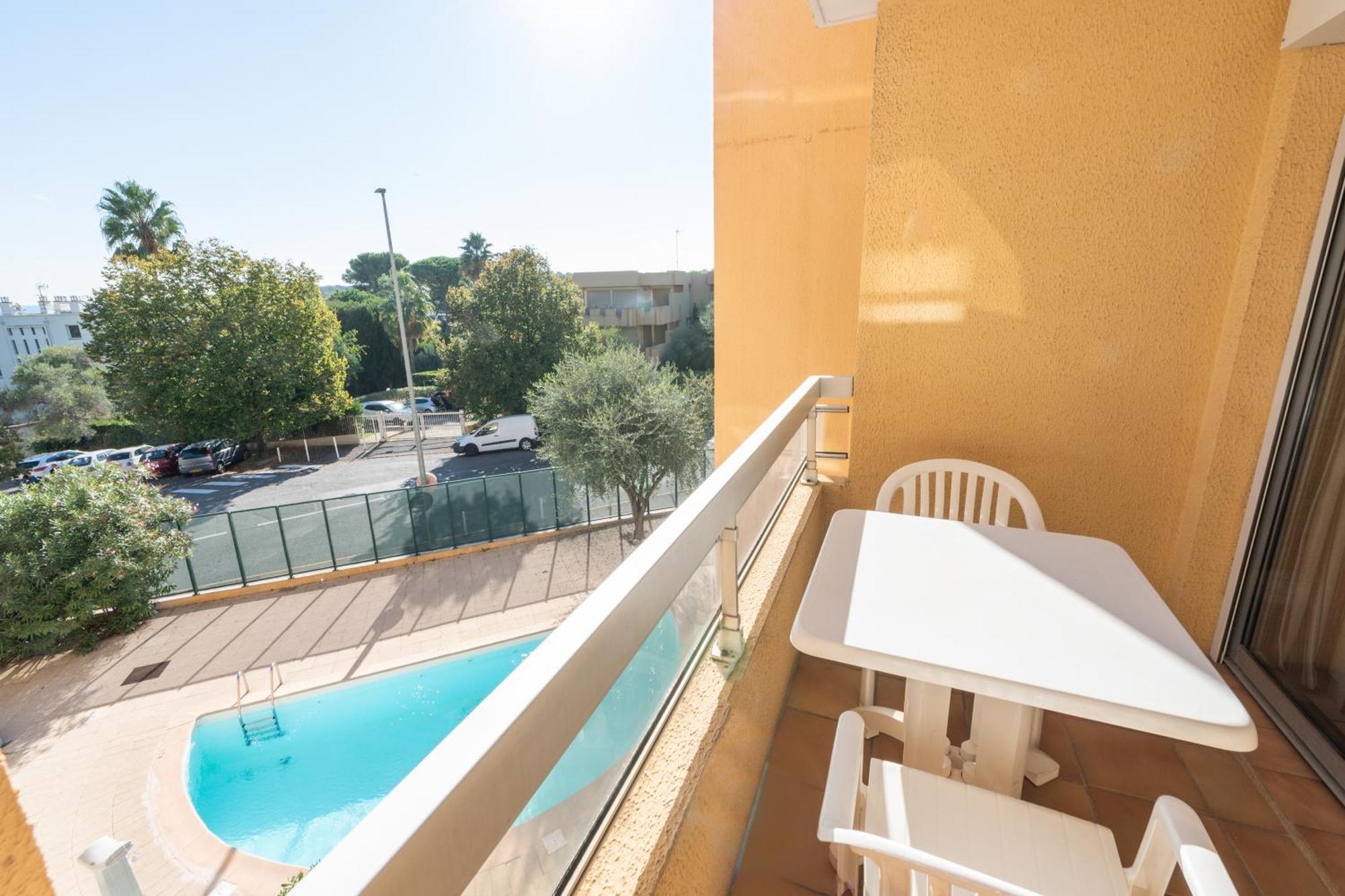 One-Bedroom Apartment Sleeping Alcove Air Conditioning
