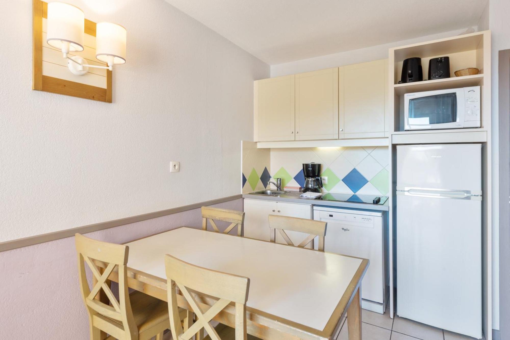 One-Bedroom Apartment Sleeping Alcove Air Conditioning