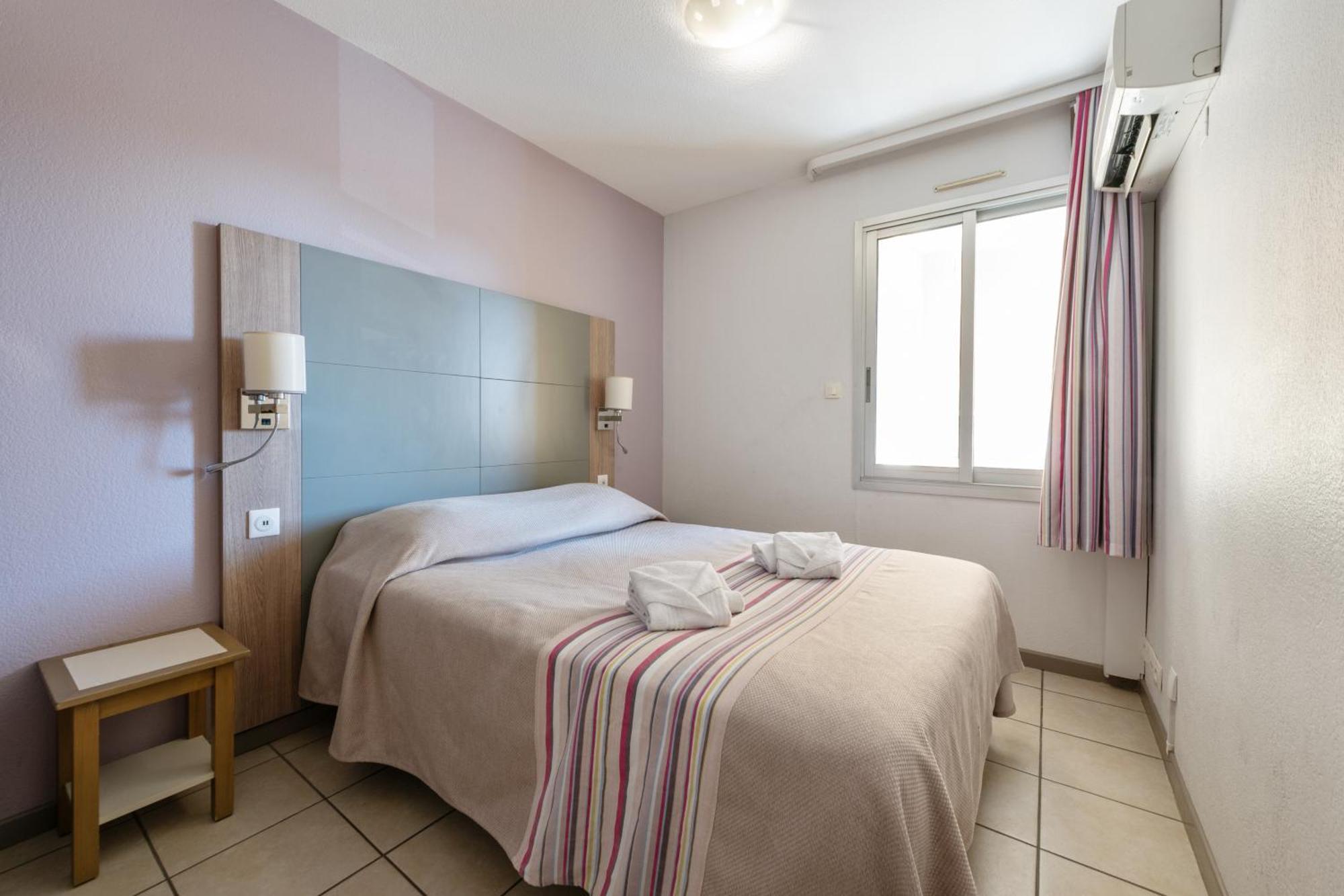 One-Bedroom Apartment Sleeping Alcove Air Conditioning