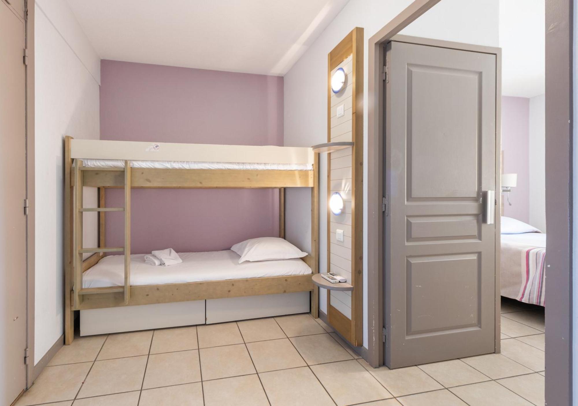 One-Bedroom Apartment Sleeping Alcove Air Conditioning