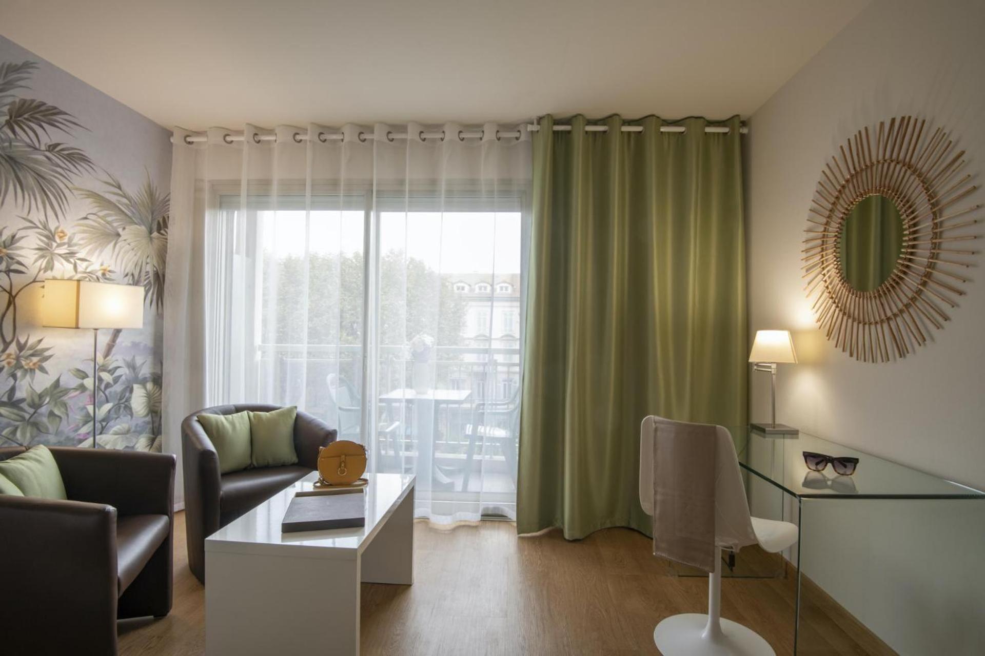 Deluxe Double Room Shower