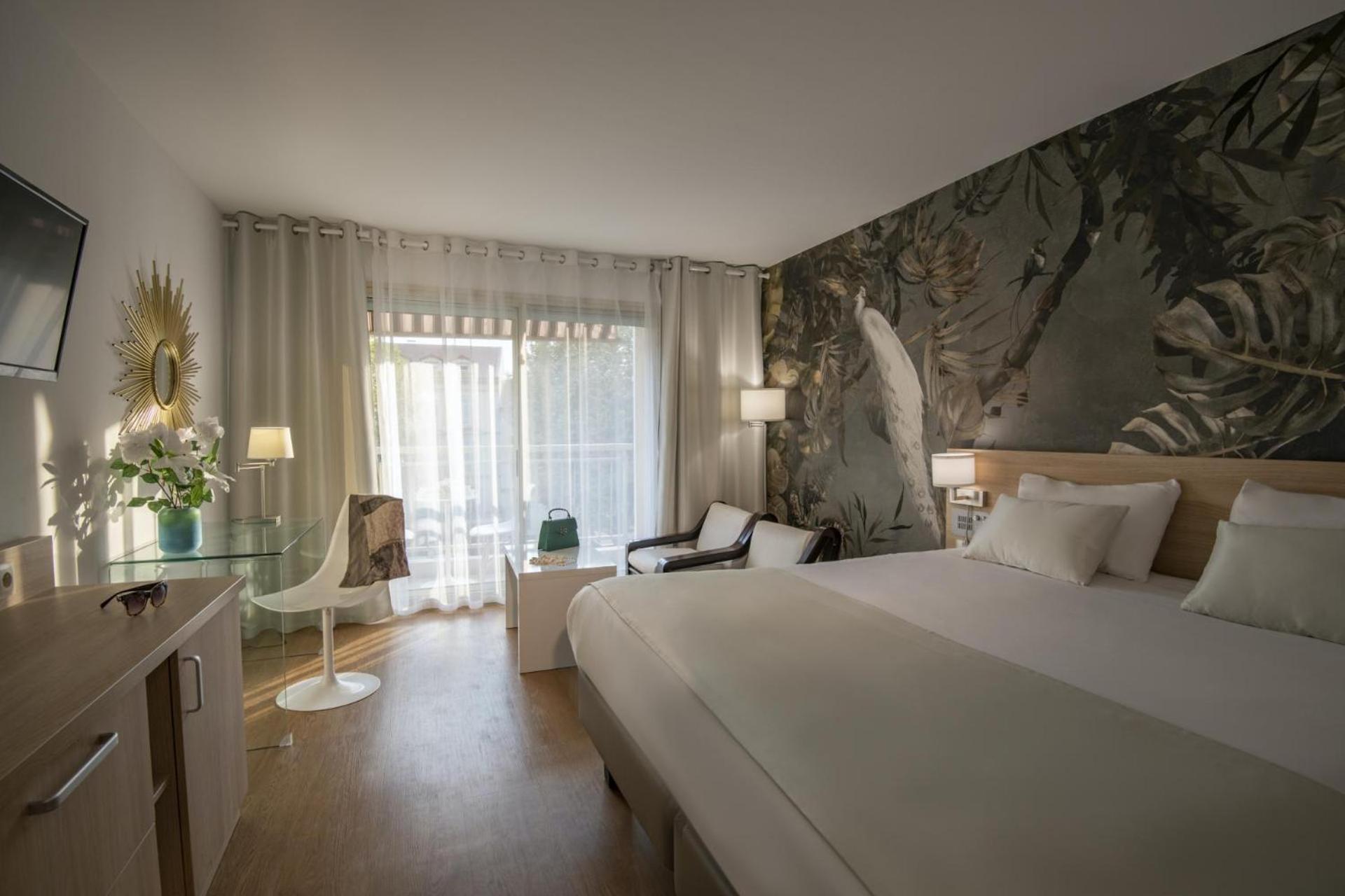 Deluxe Double Room Shower