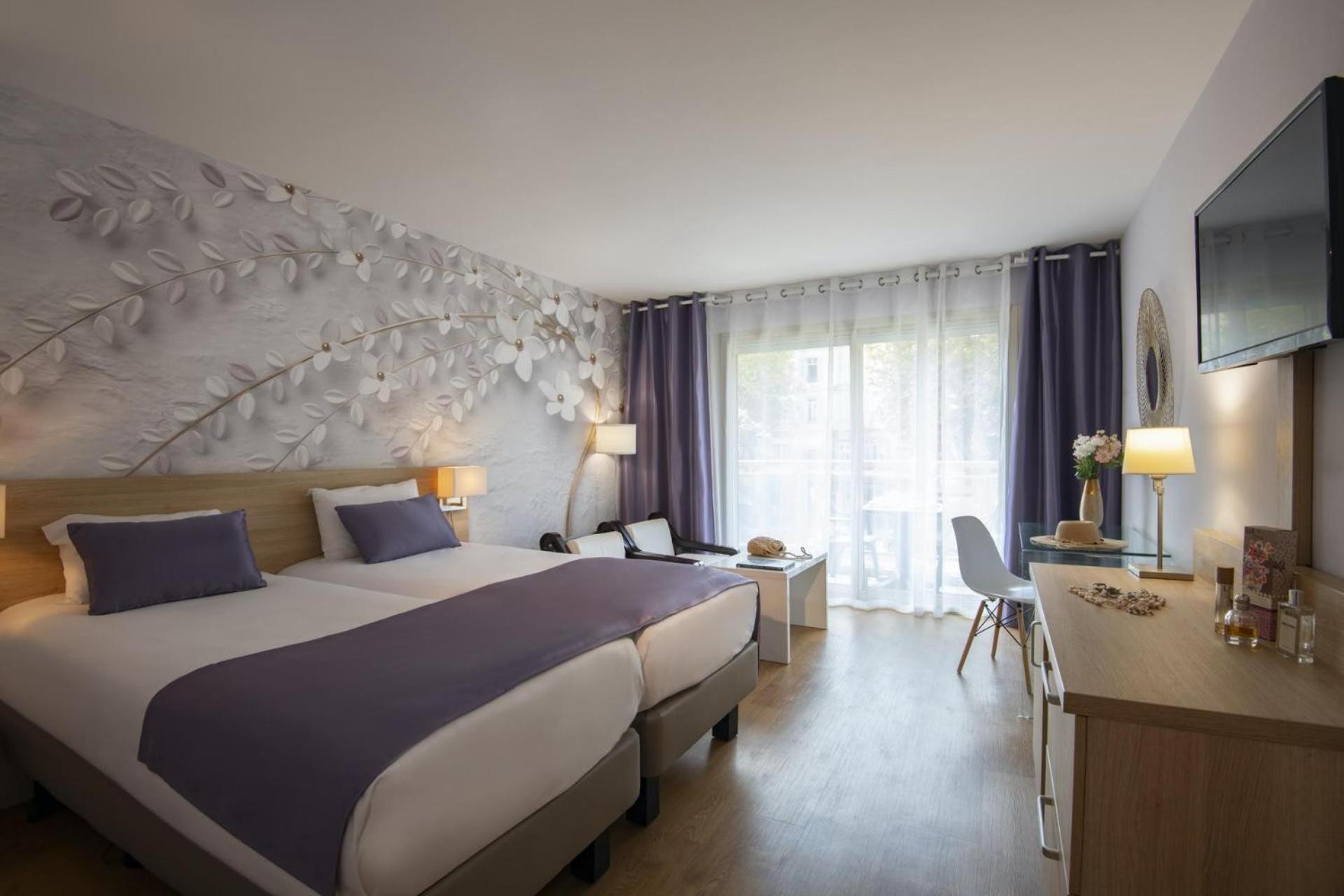 Deluxe Double Room Shower