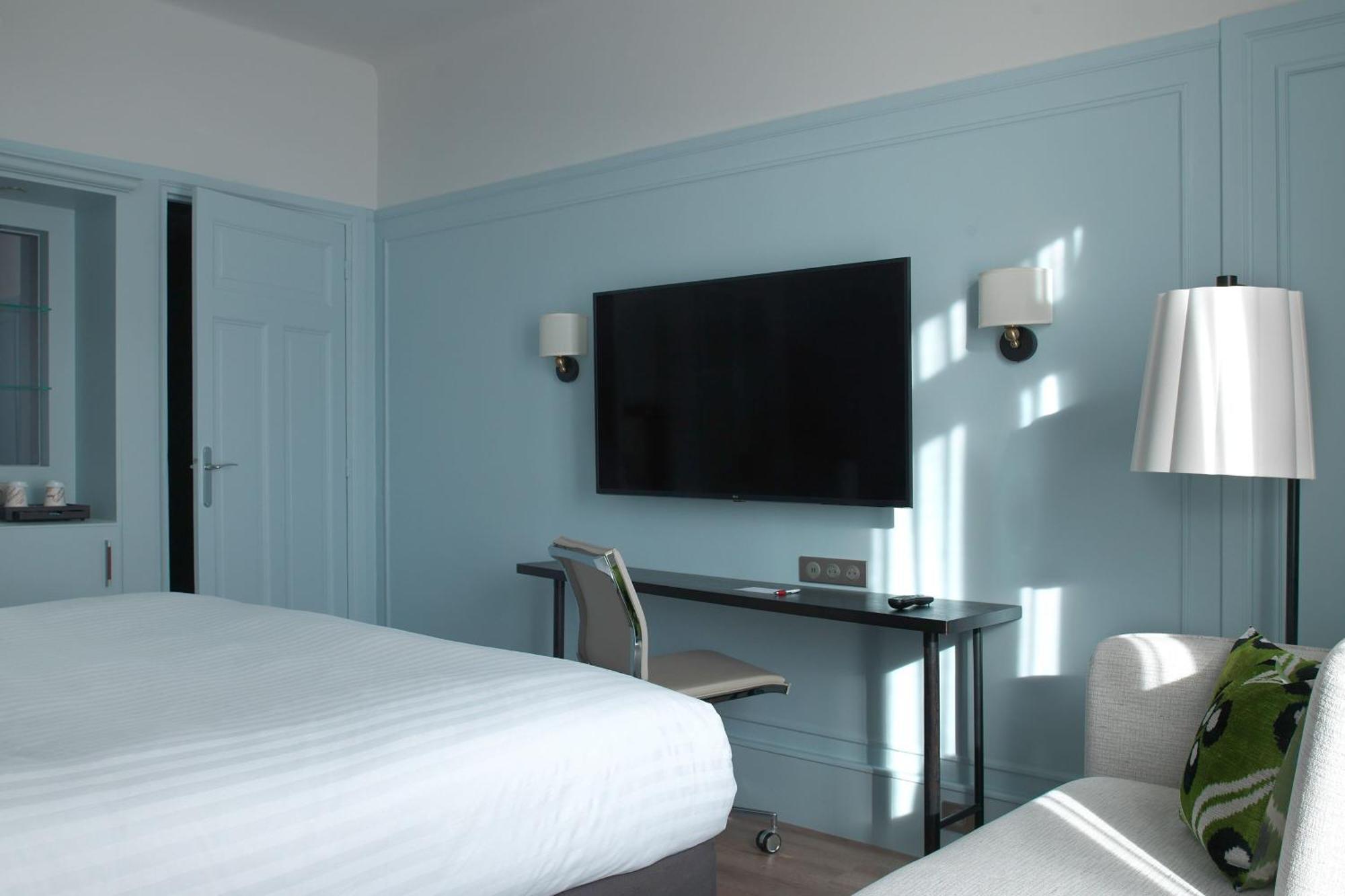 Deluxe room with king size bed,1632990781:JPEG