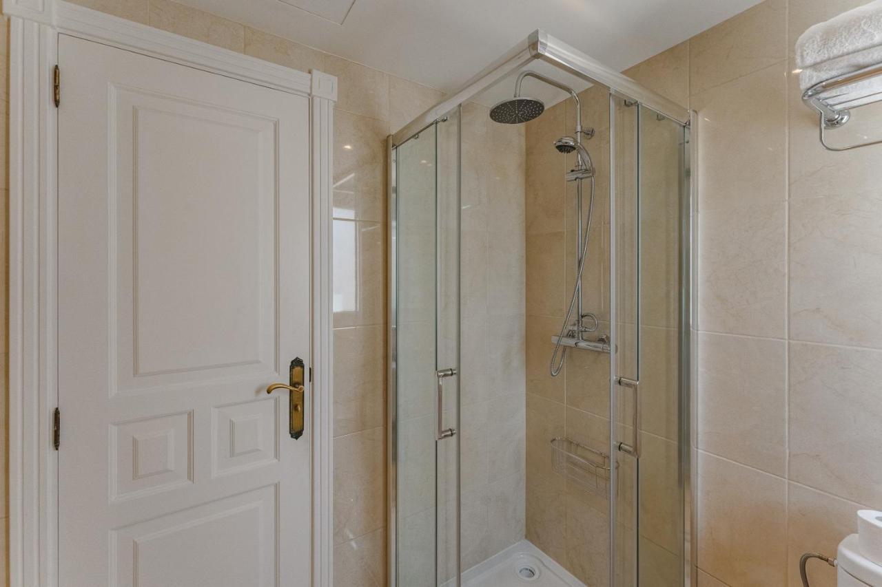 Comfort Triple Room Shower