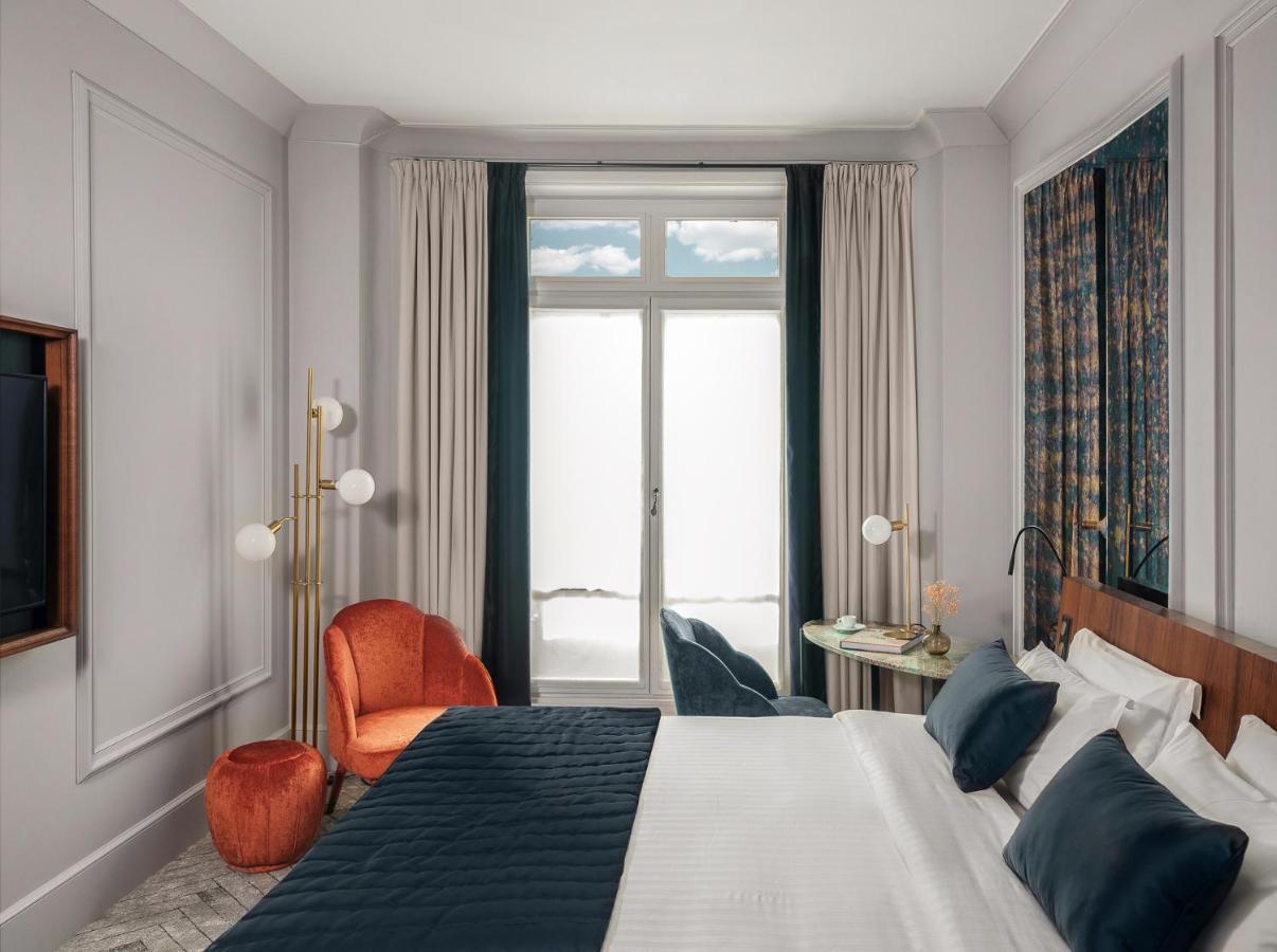 Signature Room One Queen Bed