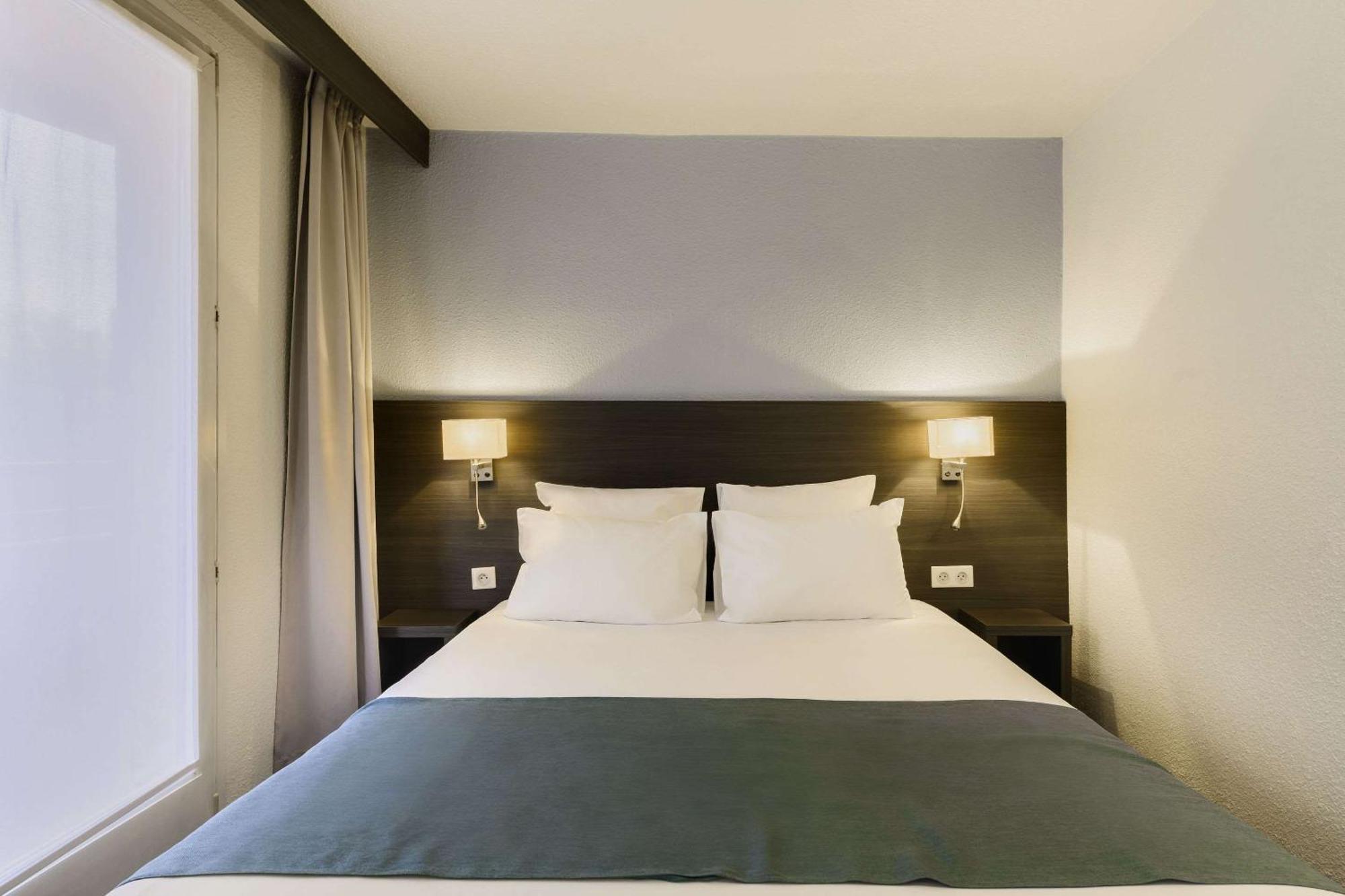 1 Double Bed 2 Single Beds