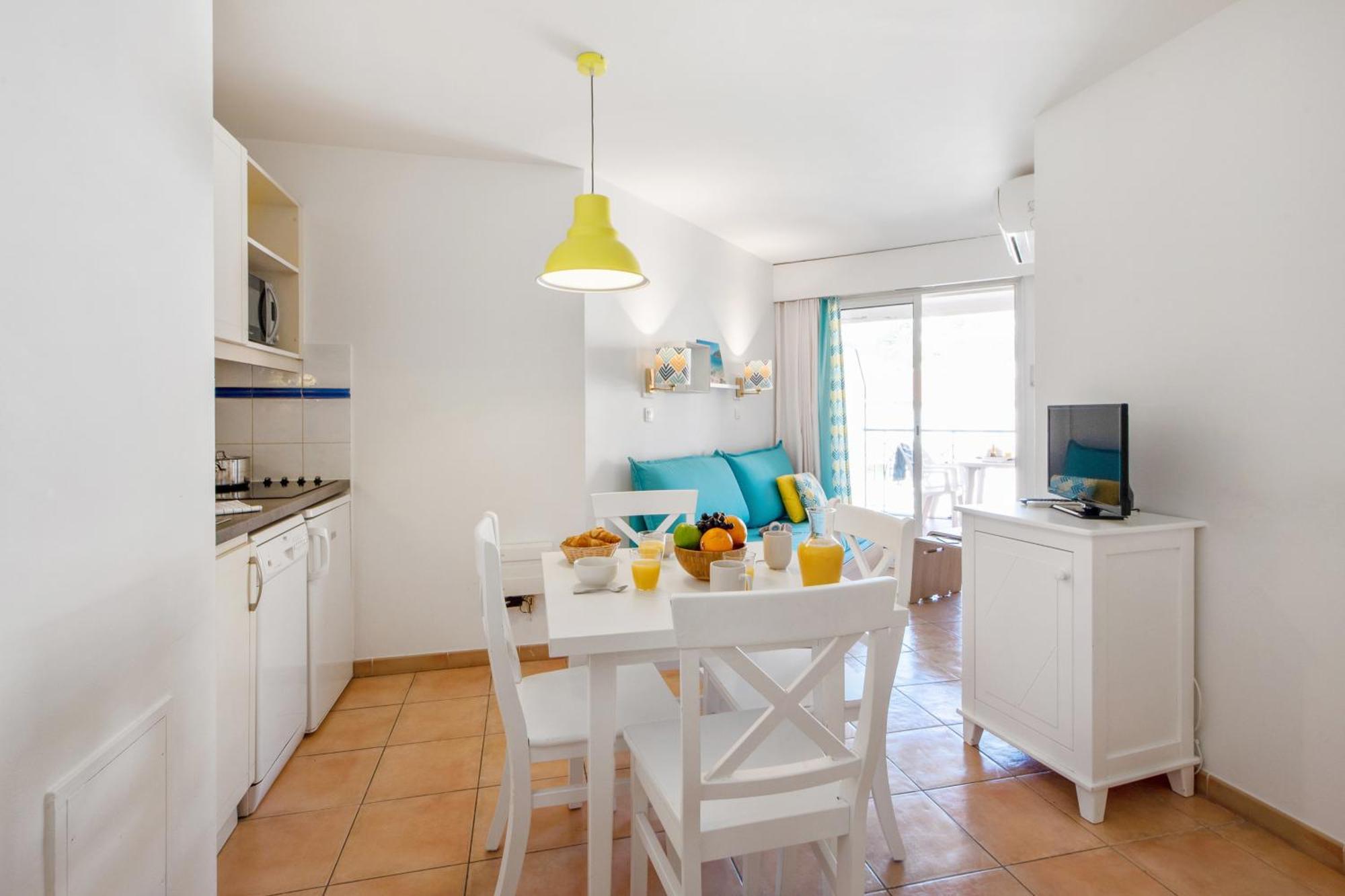 One-Bedroom Apartment with Balcony (4 People)