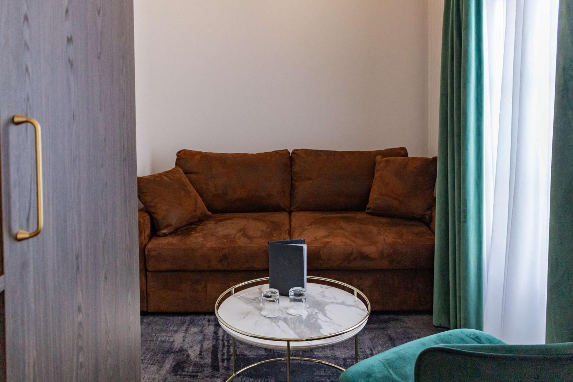 Zimmer mit Kingsize-Bett und Schlafsofa