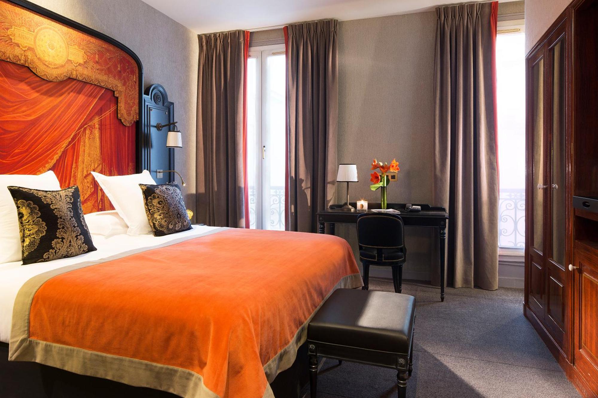 Quarto Clássico com Cama de Casal ou 2 de Solteiro