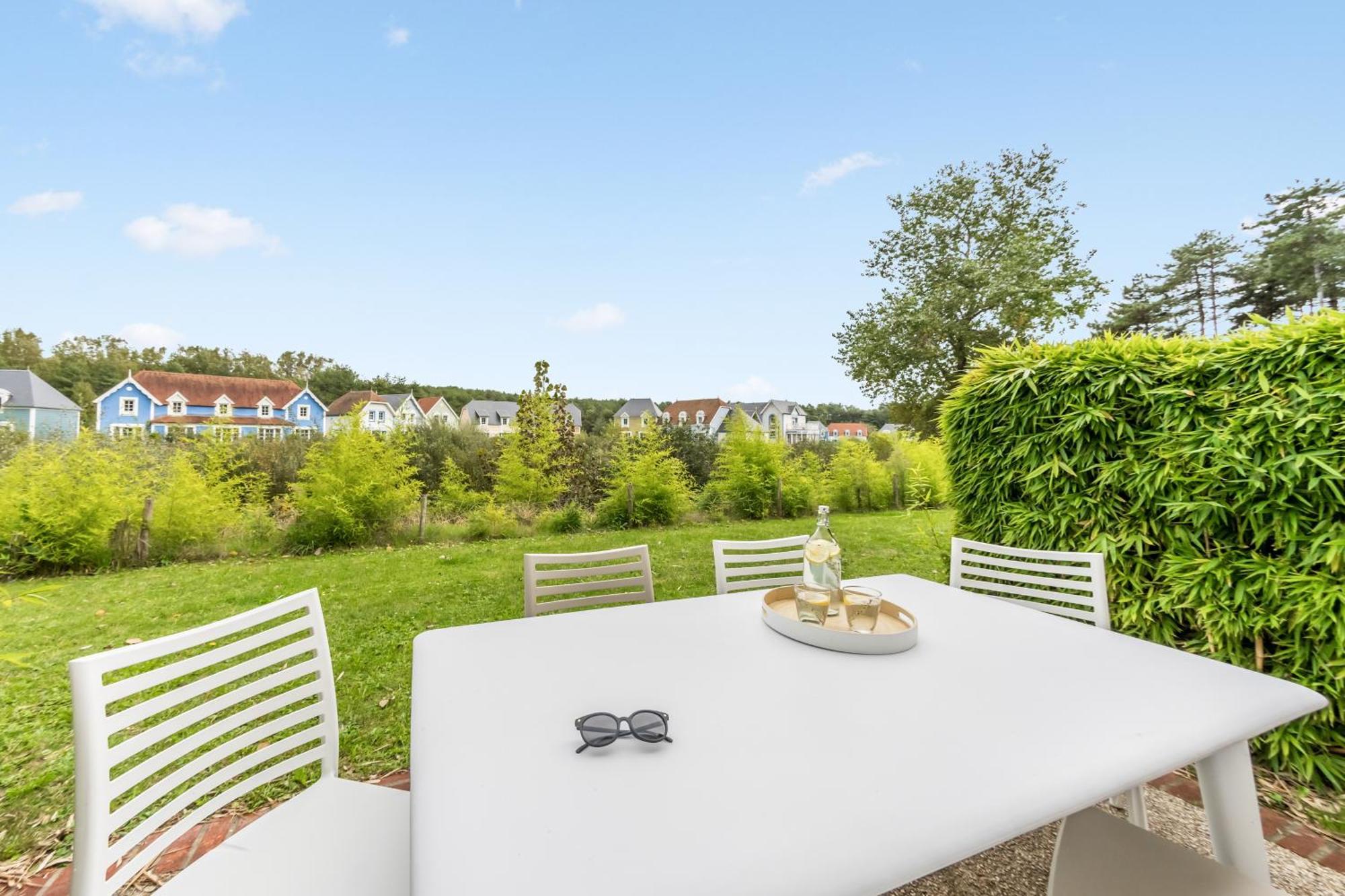 Two-Bedroom House Terrace Maisons de la Plage Area